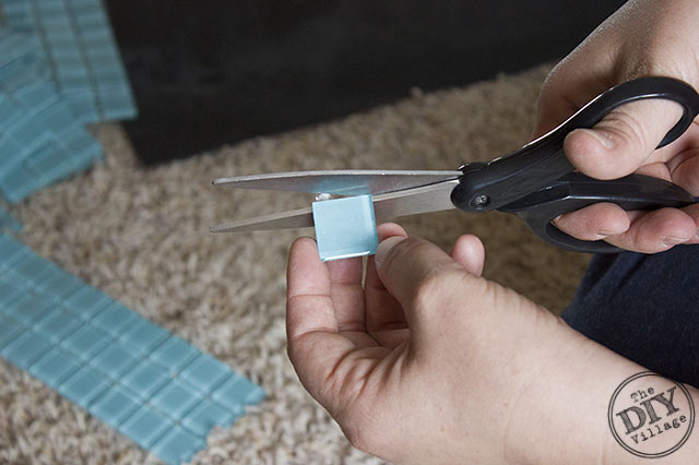 DIY no grout mosaic tile mirror. This is perfect for an apartment!