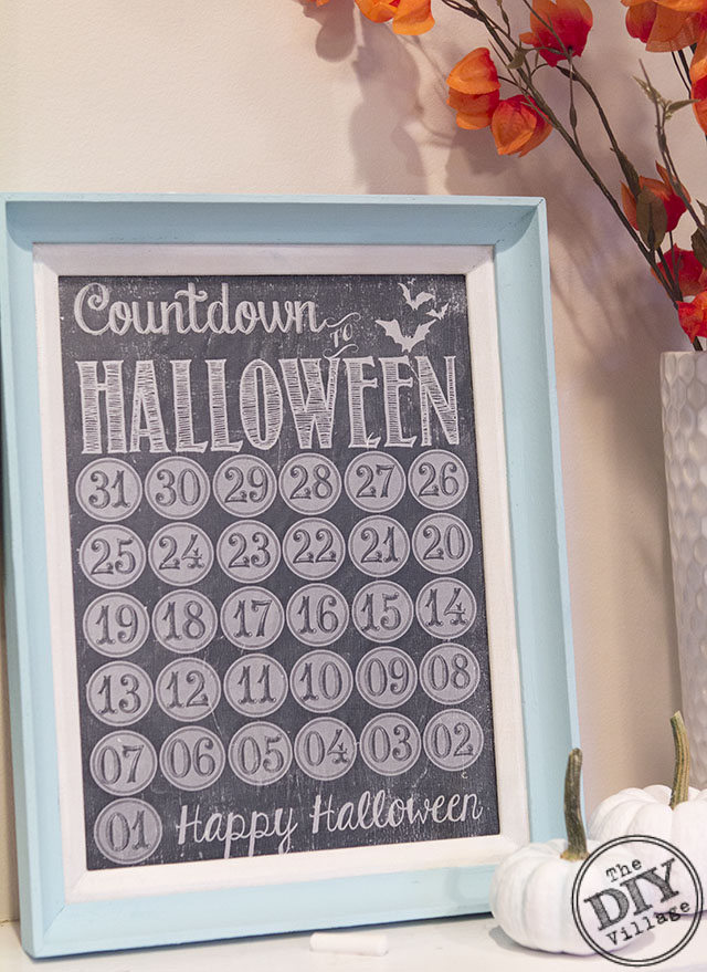 Adorable chalkboard printable to help the kiddos countdown to Halloween