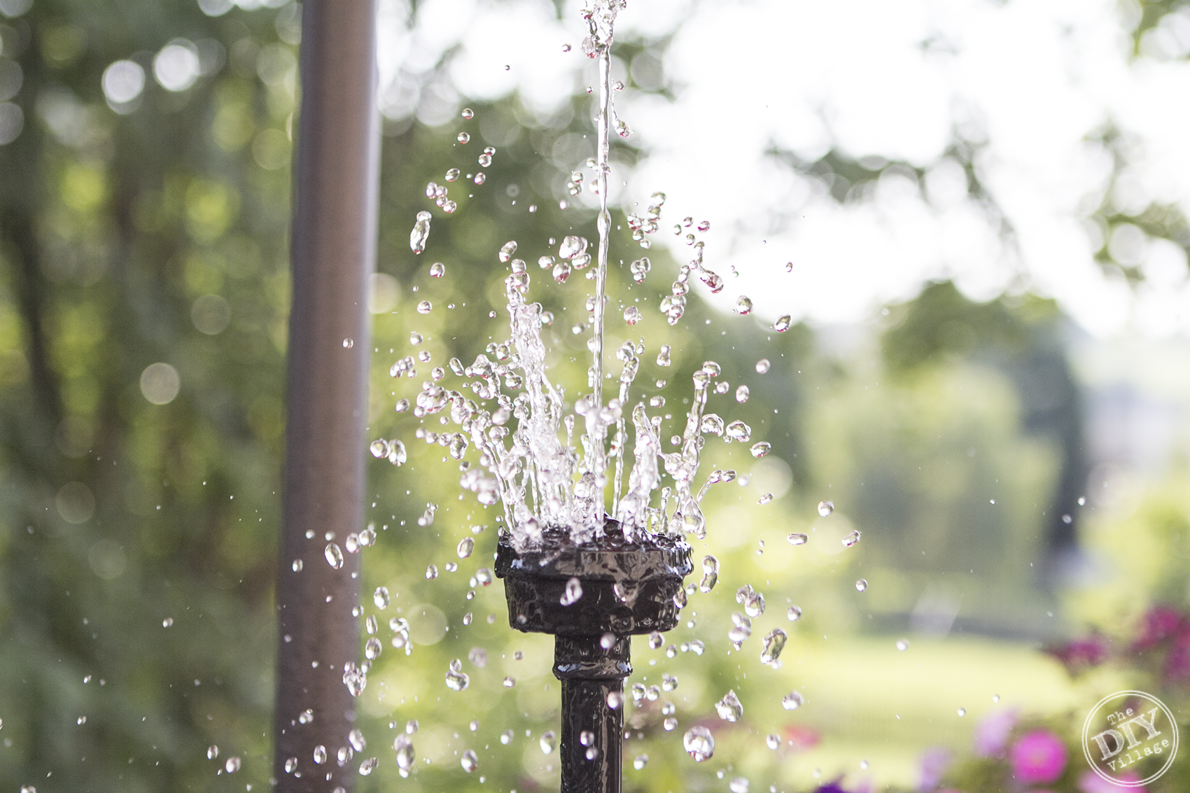 Awesome Iced beverage cooler fountain. This is so cool. I need one of these for our next cookout or summer party! Great way to keep guests drinks cool.