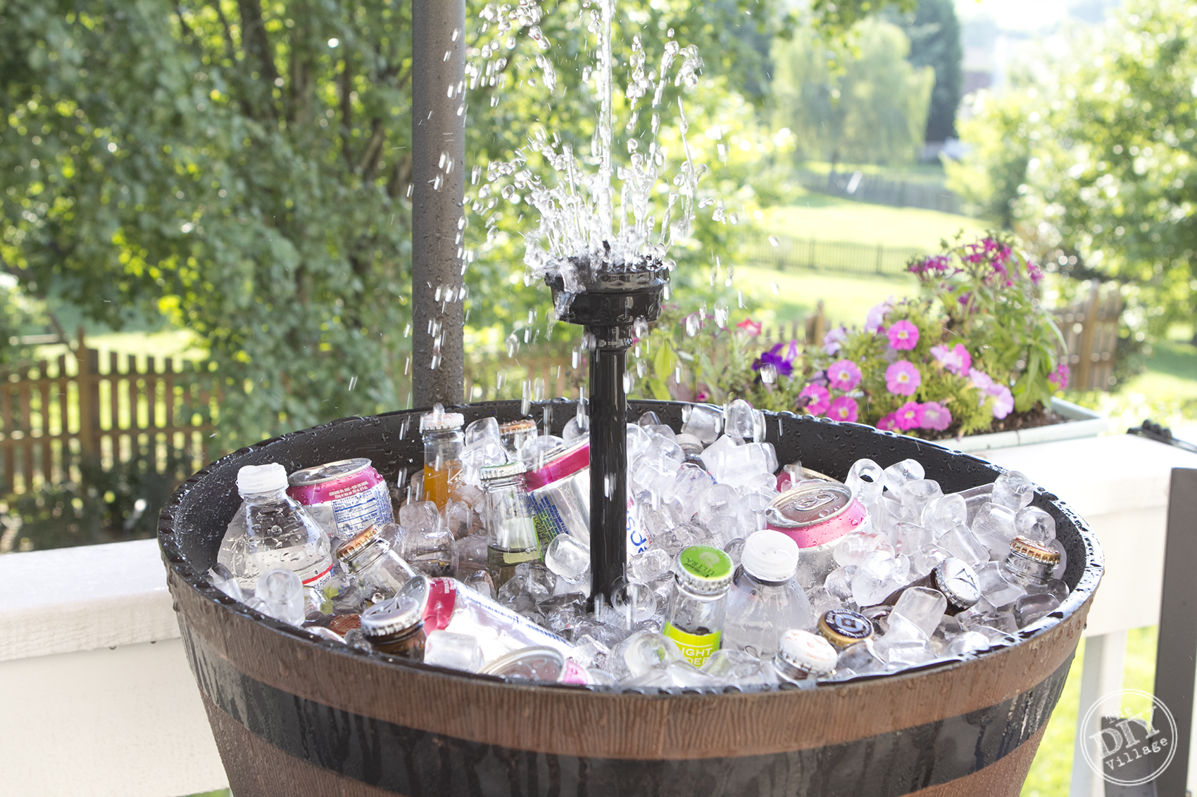 Awesome Iced beverage cooler fountain. This is so cool. I need one of these for our next cookout or summer party! Great way to keep guests drinks cool.