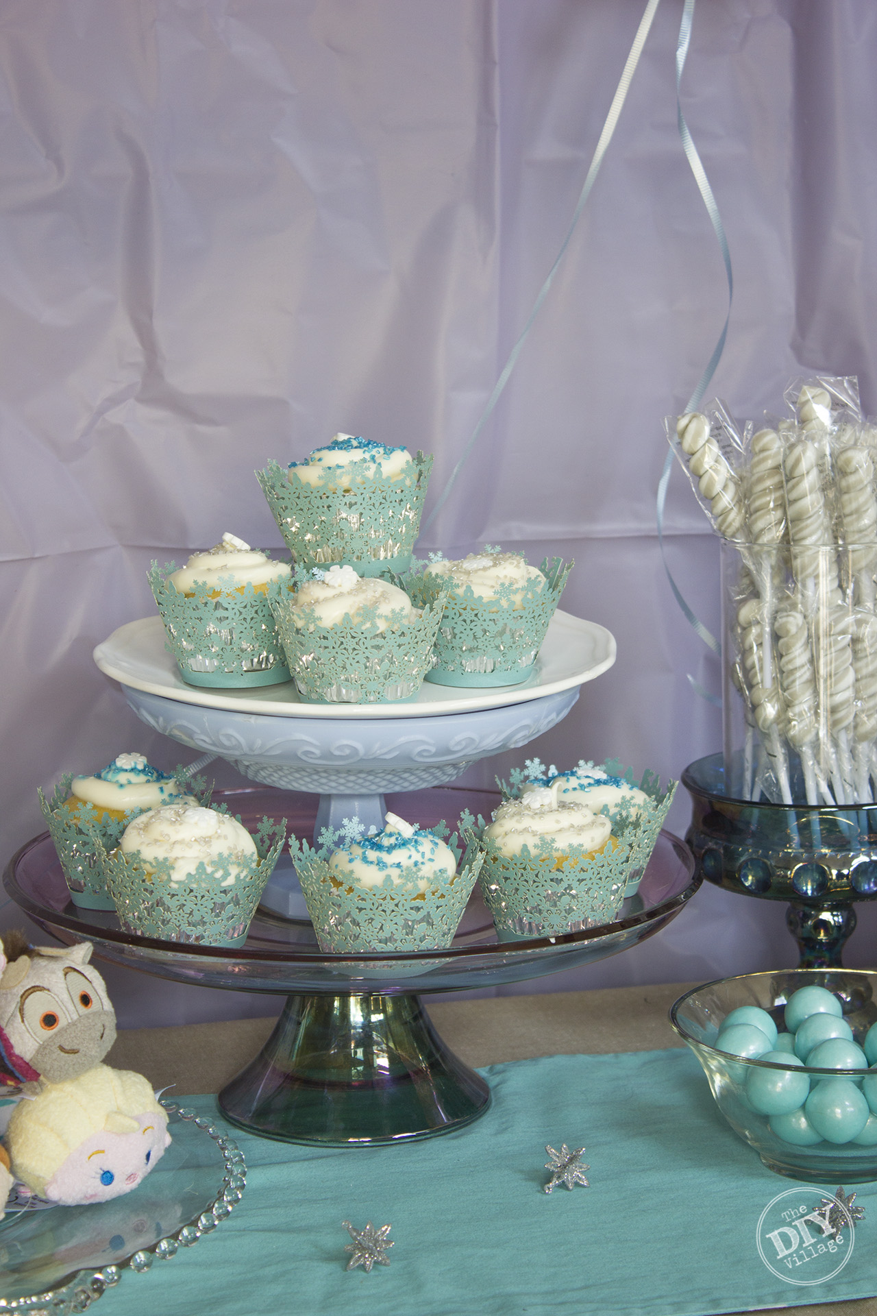 Elsa themed (Frozen) party ideas for the busy mom! So cute. 