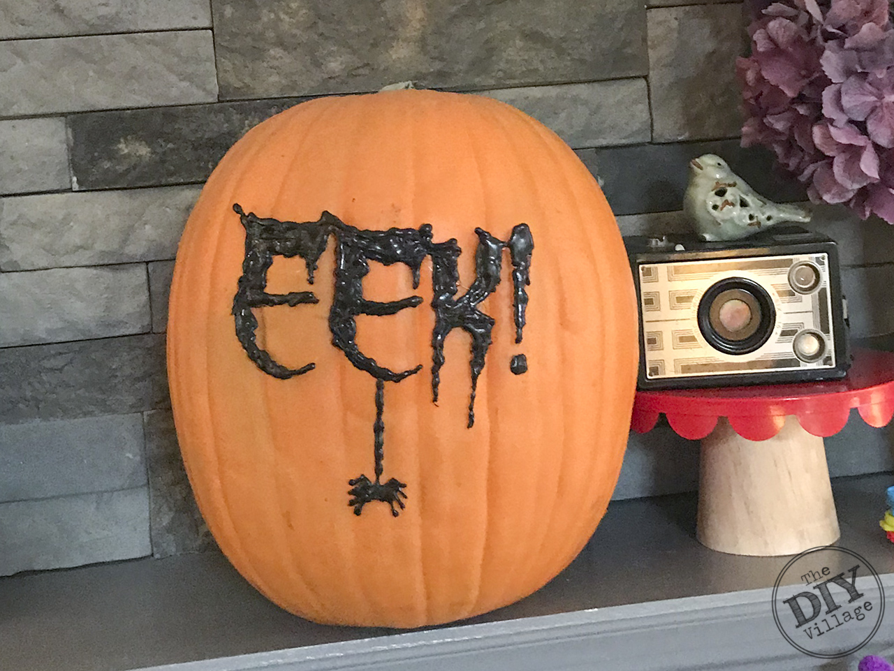 Easy DIY Halloween hot glue pumpkin decorations #halloween #hotgluecrafts #hotglue #eek #holloweencrafts #crafts #easydiy